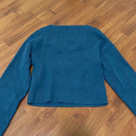 Cute crossover sweater - Picture 2 of 2